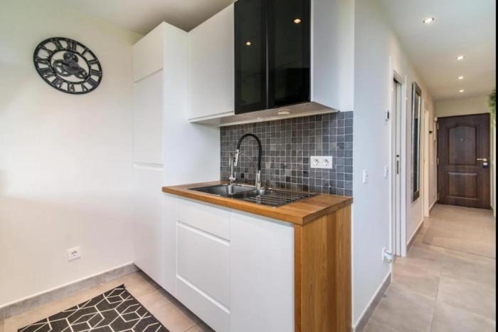 First Floor With 2 Bed Apartment
